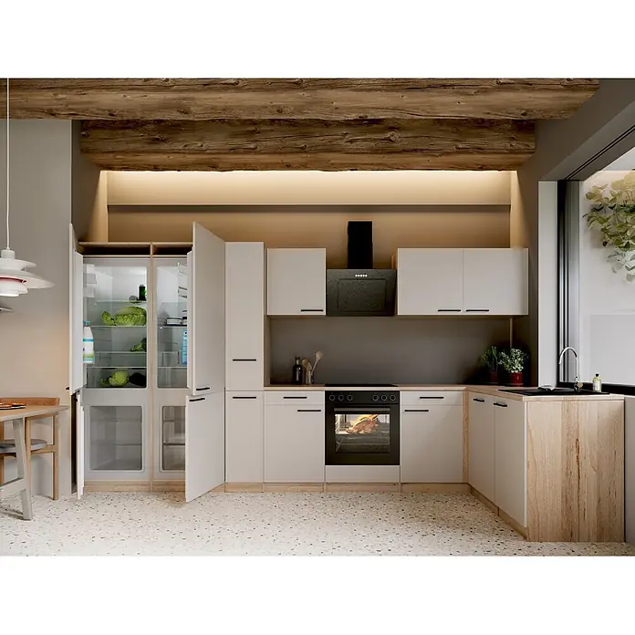 Respekta Winkelküche Merle - B x L: 370 x 172 cm, Kaschmir, Mit Elektrogeräten - Moderne Küche mit hellbeigen Schränken, Holzdetails, dunkler Rückwand, offenem Kühlschrank, Ofen mit Essen und Holzbalken.