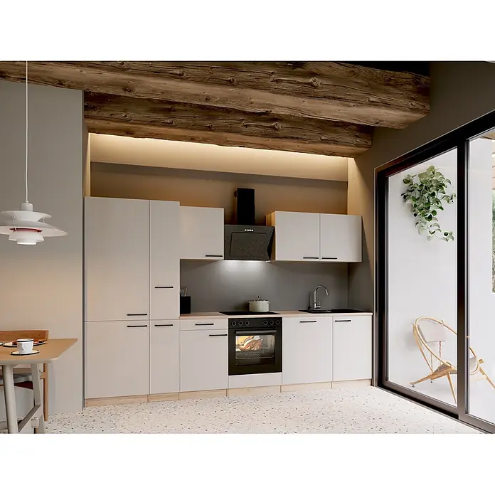 Respekta Küchenzeile Merle - Breite: 310 cm, Kaschmir, Mit Elektrogeräten - Moderne Küche mit hellgrauen Schränken, Arbeitsplatte und Sockel aus Holz, integriertem Ofen, Kochfeld, Spüle und dunkler Dunstabzugshaube unter rustikalen Holzbalken.
