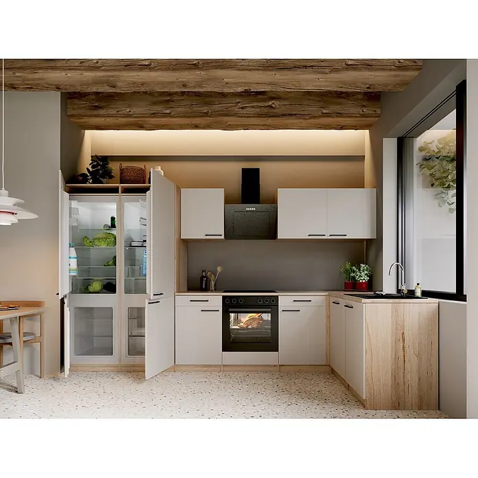 Respekta Winkelküche Merle - B x L: 340 x 172 cm, Kaschmir, Mit Elektrogeräten - Moderne Küche mit weißen und hellen Holzschränken, schwarzem Backofen, Kochfeld und Dunstabzugshaube. Kühlschrank geöffnet mit frischen Lebensmitteln.