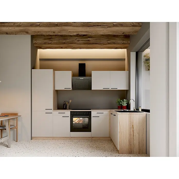 Respekta Winkelküche Merle - B x L: 280 x 172 cm, Kaschmir, Mit Elektrogeräten - Moderne Küche mit hellen Schränken, Holzarbeitsplatten und Backofen beim Kochen. Schwarzes Kochfeld, Spüle, Dunstabzugshaube.