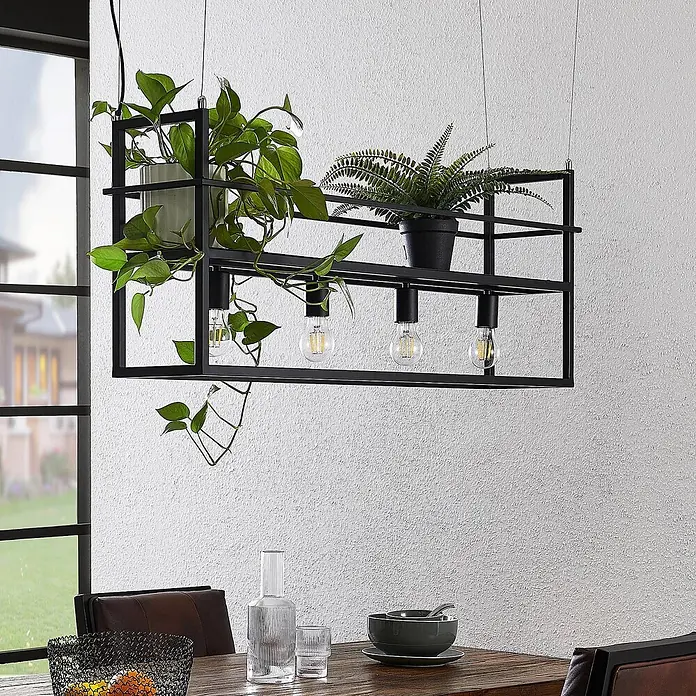 Lindby Pendelleuchte Grisela - L x B x H: 101,5 x 20 x 41 cm, Schwarz matt, E27 - Industrielle schwarze Metallrahmen-Pendelleuchte mit integrierten Pflanzenablagen und sichtbaren Glühbirnen, über einem Esstisch.
