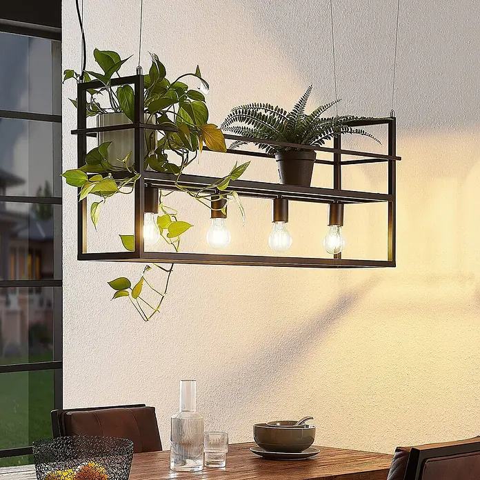 Lindby Pendelleuchte Grisela - L x B x H: 101,5 x 20 x 41 cm, Schwarz matt, E27 - Rechteckige Pendelleuchte aus schwarzem Metall mit vier Glühbirnen und integrierten Pflanzenhaltern über einem Esstisch.