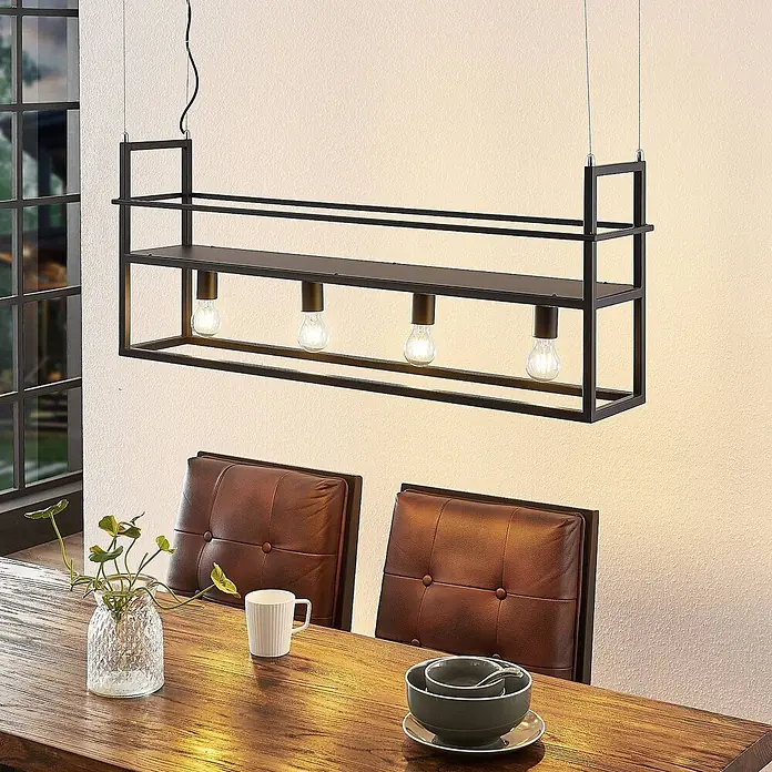 Lindby Pendelleuchte Grisela - L x B x H: 101,5 x 20 x 41 cm, Schwarz matt, E27 - Schwarze, rechteckige Hängelampe aus Metall mit vier sichtbaren Glühbirnen über einem Holztisch.