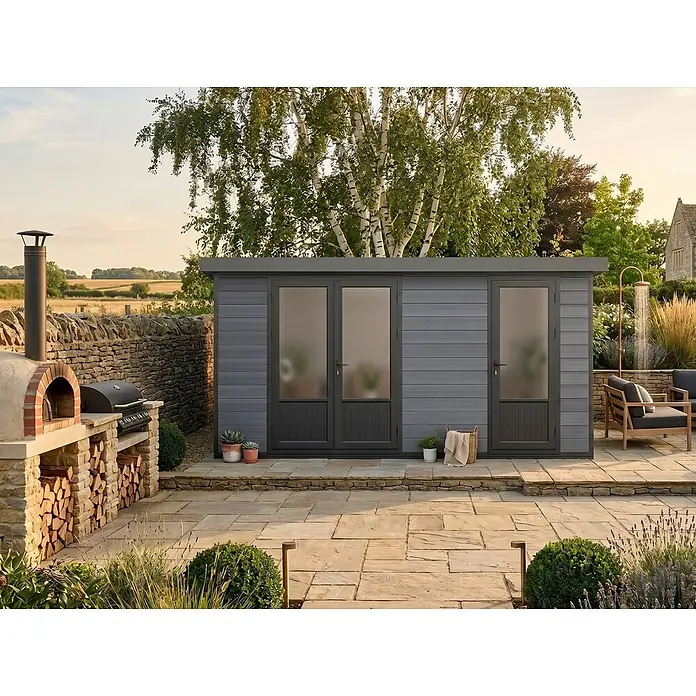 Fjordholz Gartenhaus Style DeLuxe 2-Raum 12,24 m² - Außenmaß inkl. Dachüberstand (B x T): 448 x 325 cm, Aluminium, Anthrazit/grau - Modernes graues Verbundgartenhaus mit dunklen Türen, integriert in eine Landschaftsterrasse mit Außenküche.