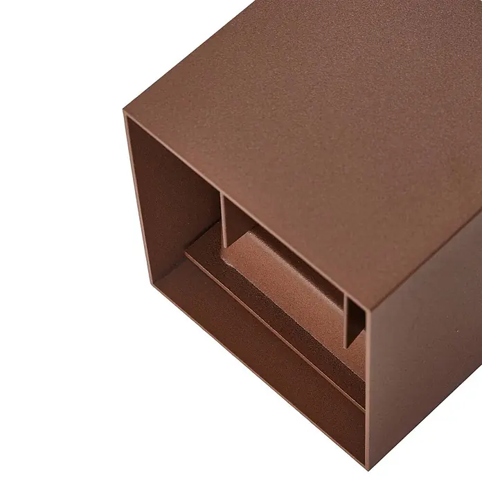 Lindby Außenwandleuchte Nivar - braun / rost, IP54 - Braune rechteckige Außenleuchte mit strukturierter Oberfläche und gestufter Innenkonstruktion.