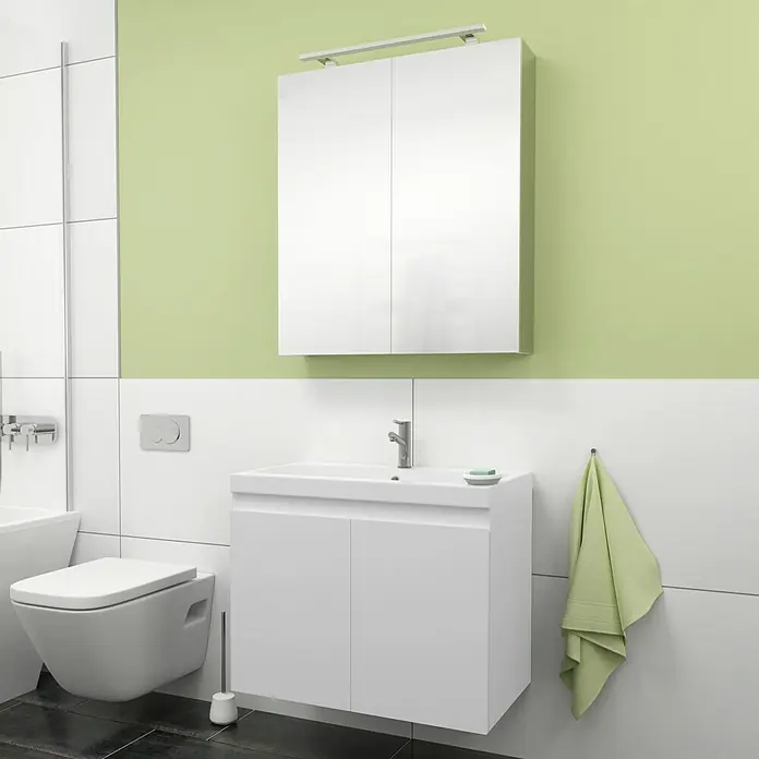Camargue Espacio Badmöbel-Set G22 - 80 cm, Gama weiß matt - Ein modernes Badezimmer-Interieur mit einem weißen Waschtischunterschrank, einem Spiegelschrank und einer hängenden Toilette.
