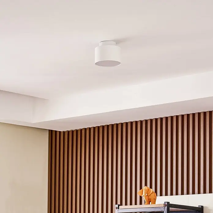 Lindby Deckenstrahler Nivoria - weiß / opal - Weiße zylindrische Aufbau-Deckenleuchte an der Decke montiert.