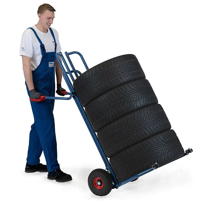 Fetra Sackkarre - Traglast: 200 kg - Blauer Reifenkarren aus Metall mit fünf schwarzen Reifen, von einem Mann geschoben.