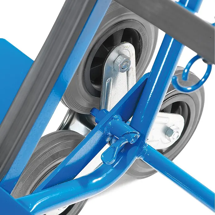 Rollcart Sackkarre Gerätekarre C-Profil 3er-Stern mit Schaufelbreite 450mm Vollgummi - Traglast: 150 kg - Nahaufnahme eines blauen Metall-Sackkarrengestells mit grauen Gummirädern und einem Verriegelungsmechanismus.