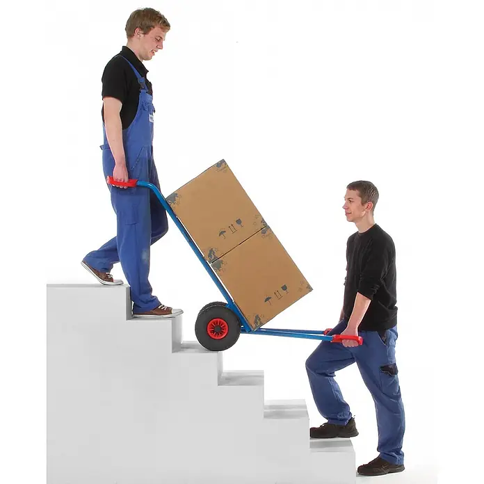 Fetra Sackkarre Mittelschwere Gerätekarre Luftbereifung 350kg Tragkraft - Traglast: 350 kg - Zwei Umzugshelfer transportieren mit einer blau-roten Treppenkarre braune Kartons eine Treppe hinauf.