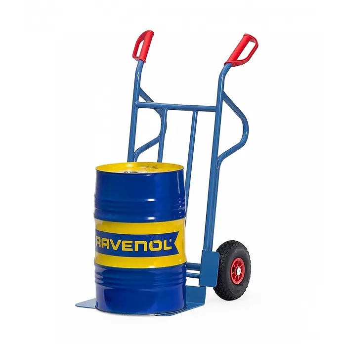 Fetra Sackkarre Stahlrohrkarre mit Polyurethanbereifung Höhe 1200mm, Schaufel 300x480mm - Traglast: 350 kg - Blauer Sackkarren mit roten Griffen, der ein blau-gelbes RAVENOL-Fass transportiert.