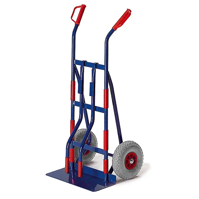 Rollcart Sackkarre Gerätekarre Rohrhalme mit Schaufelbreite 550mm Luftbereifung - Traglast: 250 kg - Blaue Metallsackkarre mit roten Griffen und grauen Lufträdern mit roten Naben.