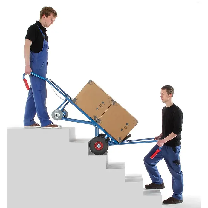 Fetra Sackkarre Gerätekarre mit Luft-Bereifung - Traglast: 400 kg - Blaue Treppenkarre bewegt Kartons eine Treppe hinauf.