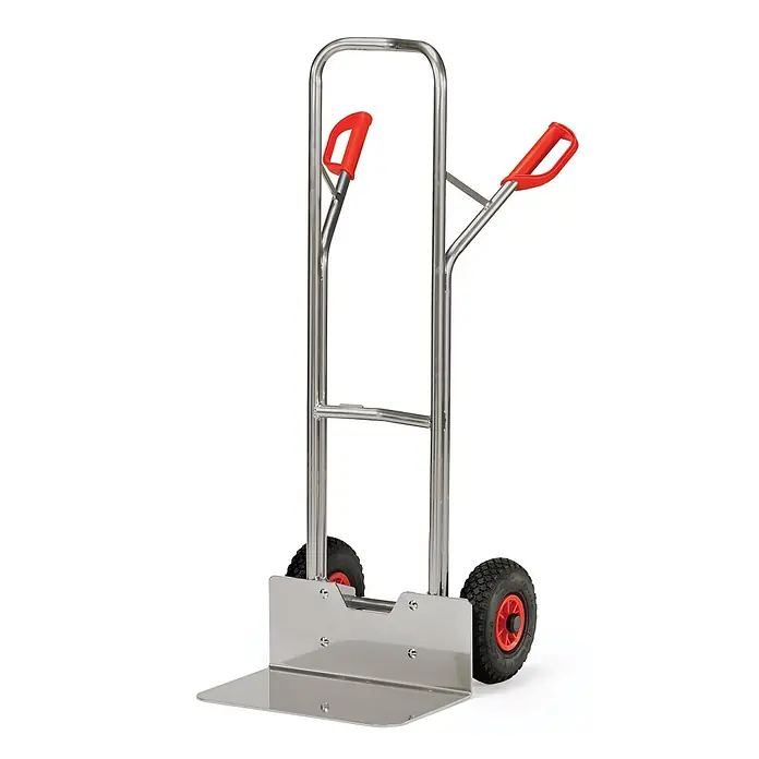 Fetra Sackkarre Alukarre mit Luftbereifung Höhe 1300mm Schaufel 300x480mm - Traglast: 200 kg - Silberne Sackkarre mit roten Griffen, schwarzen Luftreifen und silberner Ladeplatte zum Transport schwerer Gegenstände.