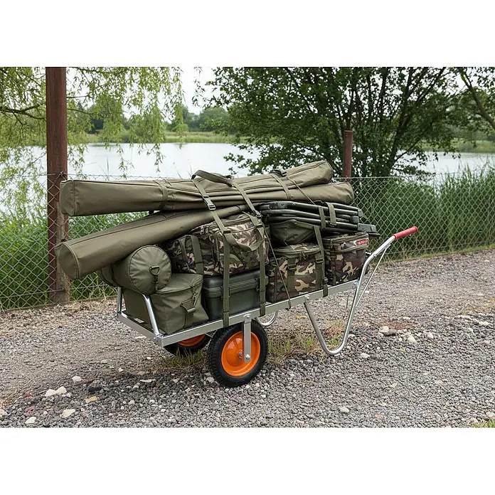 Pro-Bau-Tec Sackkarre Aluminium Schweizer Karre mit pannensicheren PU-Rädern Tragkraft 200kg - Stahl, Traglast: 200 kg - Eine silberne Angelkarre mit orangefarbenen Rädern, beladen mit grünen und Camouflage-Angeltaschen und Rutenhüllen, am Seeufer.