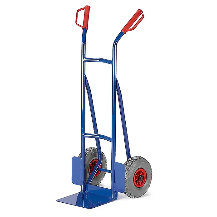 Rollcart Sackkarre kleine Stapelkarre aus Stahlrohr 300mm Schaufelbreite Vollgummi - Traglast: 200 kg - Blaue Sackkarre aus Metall mit roten Griffen und grauen Luftreifen, zum Transport schwerer Güter.