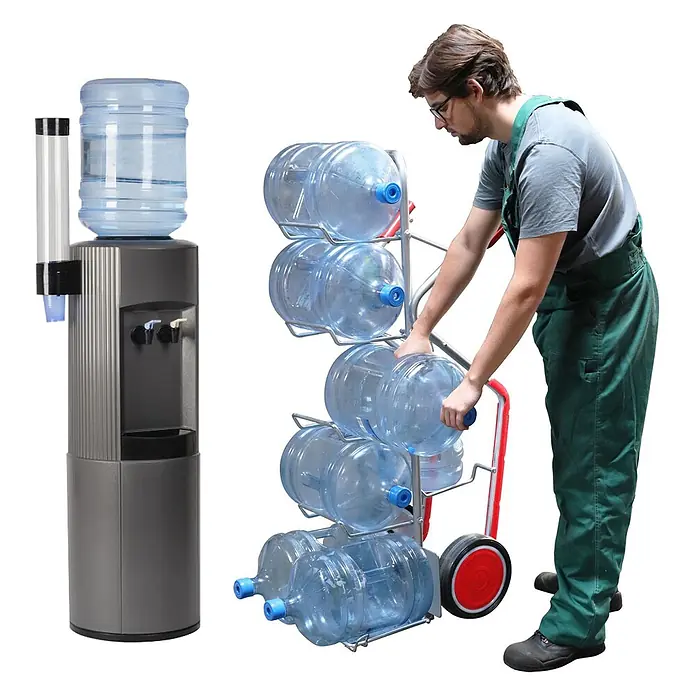 Variofit Sackkarre VARIOfit Wasserflaschenkarre Aluminium mit Vollgummibereifung - Aluminium, Traglast: 200 kg - Mann liefert große blaue Wasserflaschen auf einer rot-silbernen Sackkarre neben einem grauen Wasserspender mit Flasche.