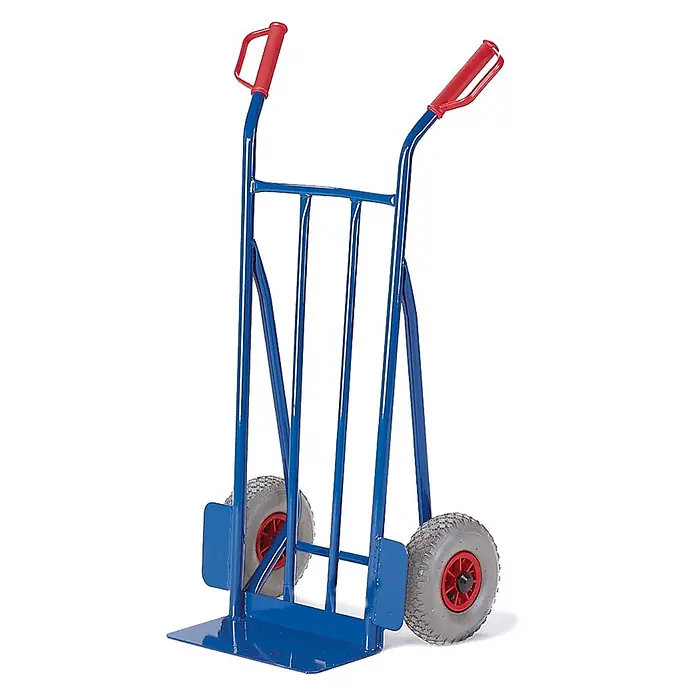 Rollcart Sackkarre Sackkarre -960- mit Rohrrückwand Schaufelbreite 400mm Luftbereifung - Traglast: 250 kg - Blaue Sackkarre aus Metall mit roten ergonomischen Griffen und grauen Lufträdern zum Lastentransport.