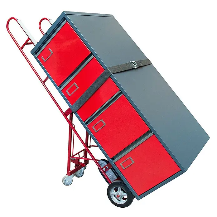 FIMM Sackkarre Sackkarre für voluminöse und schwere Lasten bis 550 kg - Stahl, Traglast: 550 kg - Rot-grauer Aktenschrank mit vier Schubladen, zur Beförderung an eine rote Sackkarre geschnallt.