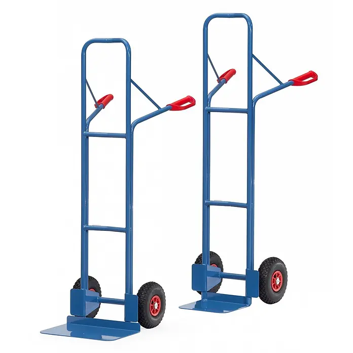 Fetra Sackkarre Stahlrohrkarre Höhe 1600 mm, Schaufel 250x320mm Polyurethanbereifung - Traglast: 300 kg - Zwei blaue Sackkarren aus Metall mit roten Griffen und Luftreifen zum Transport schwerer Gegenstände.