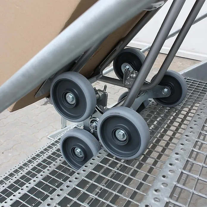 Variofit Sackkarre - Traglast: 200 kg - Grauer Mehrrad-Treppensteiger-Sackkarrenmechanismus auf Metallrost, mit Karton.