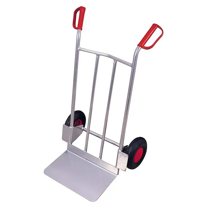 Variofit Sackkarre VARIOfit Aluminiumkarre 200 Traglast mit großer Schaufel Luftbereifung - Traglast: 200 kg - Silberne Sackkarre mit roten Griffen und schwarzen Rädern, zum Transportieren von Gegenständen.