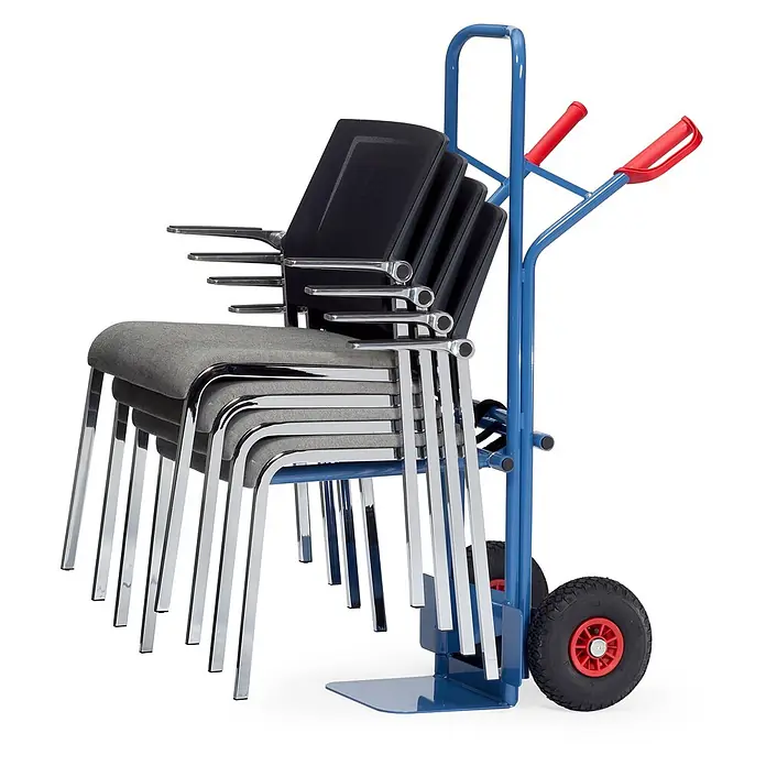 Fetra Sackkarre Stuhlkarre 1300mm hoch Traggestell einhängbar mit Polyurethan-Bereifung - Traglast: 300 kg - Blaue Sackkarre mit roten Griffen, die einen Stapel grauer Polsterstühle mit Chrombeinen und schwarzen Netzlehnen transportiert.