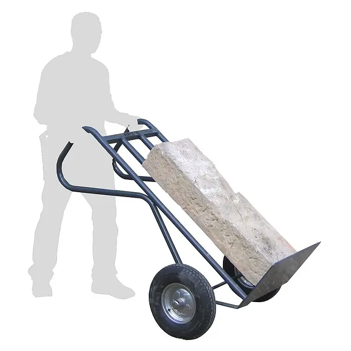 FIMM Sackkarre Bau Sackkarre 500 kg Tragkraft mit Pneumatik Reifen - Stahl, Traglast: 500 kg - Graue Sackkarre mit schwarzen Reifen transportiert großen Steinblock, bedient von einer Person.