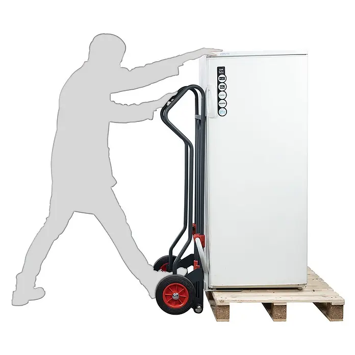FIMM Sackkarre - Stahl, Traglast: 250 kg - Graue und schwarze Sackkarre mit roten Rädern bewegt weißen Kühlschrank von Holzpalette, geschoben von einer Personensilhouette.