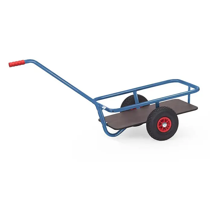 Fetra Bollerwagen Handwagen mit wasserfestem Boden und Polyurethanbereifung 690x356mm - L x B x H: 138,1 cm x 59,6 cm x 0,01 m - Blauer zweirädriger Handwagen mit rotem Griff und dunkelbrauner Holzplattform.