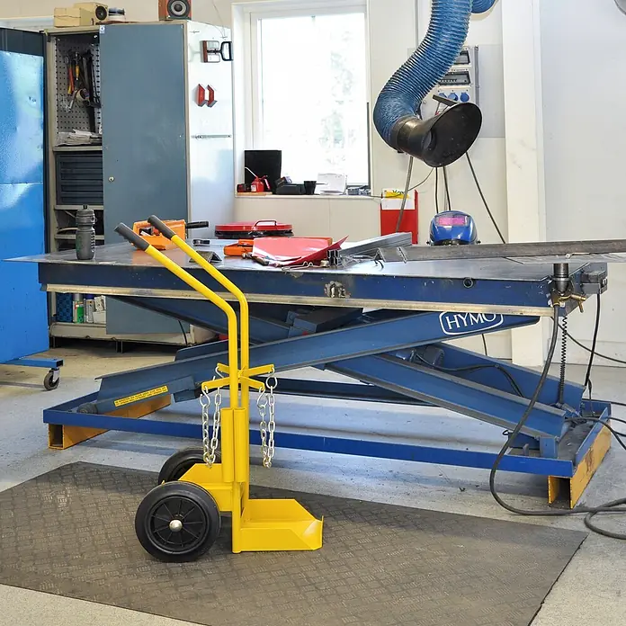 Kongamek Sackkarre Gasflaschenwagen 530x1080x550mm für 50l-Fässer mit 80kg Tragkraft - Traglast: 150 kg - Gelber Schwerlast-Sackkarren mit zwei Rädern und Ketten, nützlich zum Transport hoher Gegenstände in einer Werkstatt.