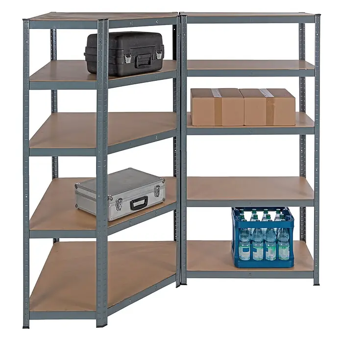 Pro-Bau-Tec Stufenregal Eck-Schwerlastskregal 180x90x45cm Tragkraft 265kg - Anzahl Böden: 5 Stk. - Vielseitiges graues Metallregal mit braunen Böden, das diverse Aufbewahrungsgegenstände wie Kisten, Kartons und Wasserflaschen enthält.