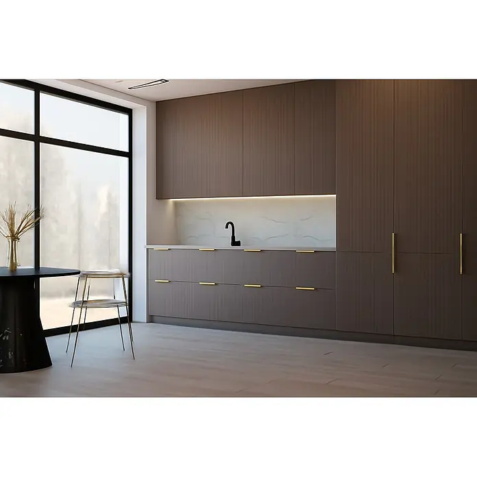 Cordia Möbelgriff 10 cm - Lochabstand: 60 mm, Aluminium, Gold - Moderne Küche mit braunen Schränken, goldenen Griffen, weißem Marmorspritzschutz, schwarzem Wasserhahn und hellem Holzfußboden. Mit Essbereich.