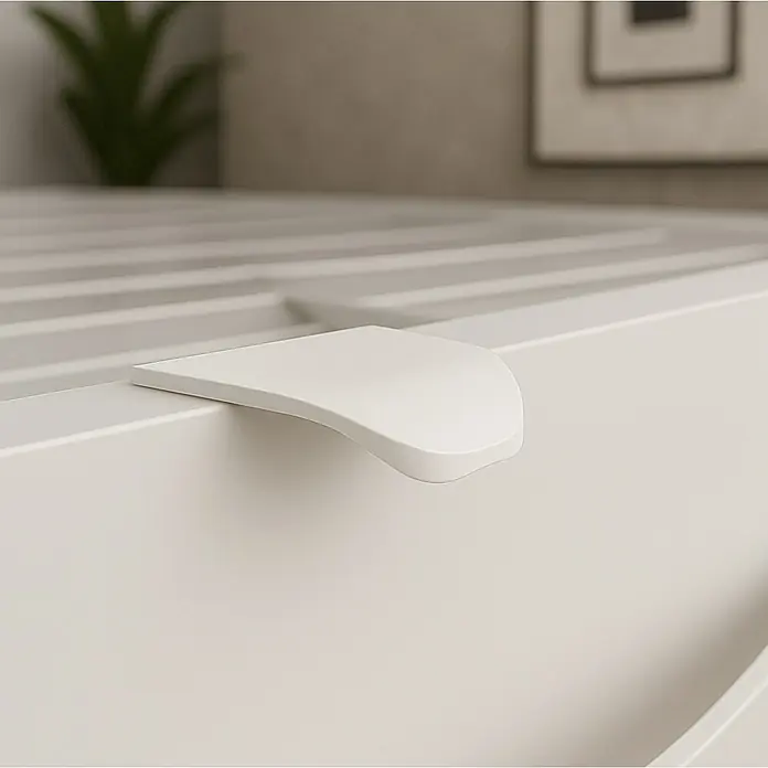 Cordia Möbelgriff 5 cm - Lochabstand: 24 mm, Aluminium, Weiß - Eleganter weißer Griff an modernen weißen Möbeln.