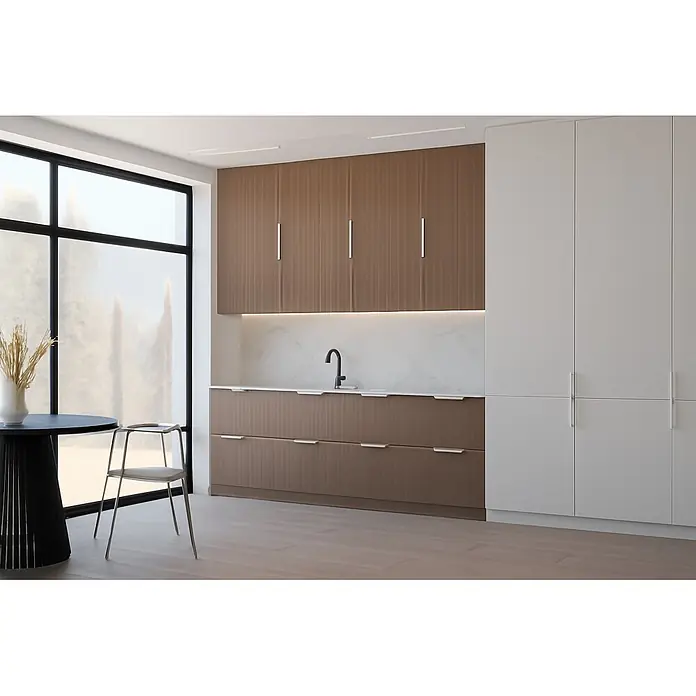 Cordia Möbelgriff 12 cm - Lochabstand: 96 mm, Aluminium, Weiß - Moderne Küche mit strukturierten braunen und weißen Schränken, weißer Marmor-Arbeitsplatte und -Rückwand, schwarzem Spülbecken.