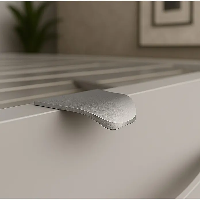 Cordia Möbelgriff 5 cm - Lochabstand: 24 mm, Aluminium, Silber - Gebogener silbergrauer Metallgriff für Möbel, montiert an einem hellgrauen Schrank oder Schublade.