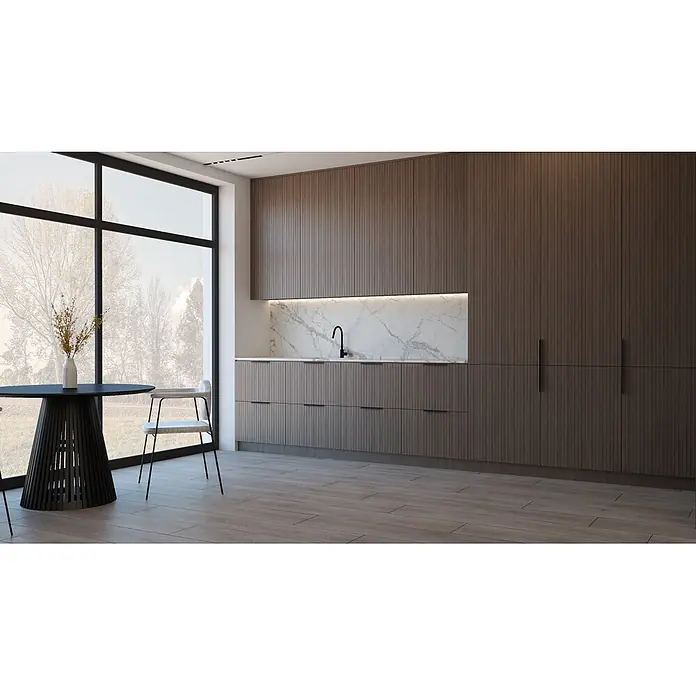 Cordia Möbelgriff 20 cm - Lochabstand: 160 mm, Aluminium, Schwarz - Moderne Küche mit geriffelten dunklen Holzschränken, weißer Marmorrückwand und schwarzer Armatur. Essbereich mit rundem schwarzem Tisch.