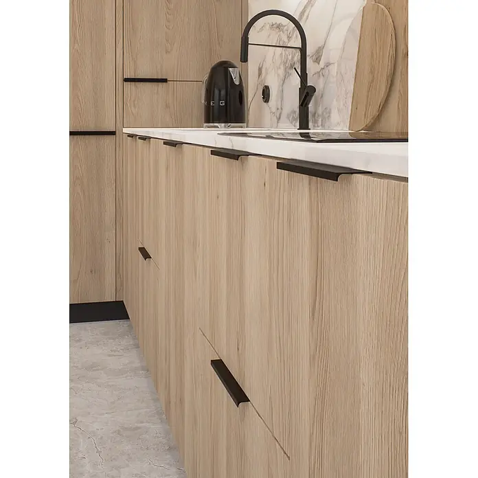 Cordia Möbelgriff 20 cm - Lochabstand: 160 mm, Aluminium, Schwarz - Moderne Küche mit hellen Holzschränken, schwarzen Griffen und einer weißen Marmorarbeitsplatte.