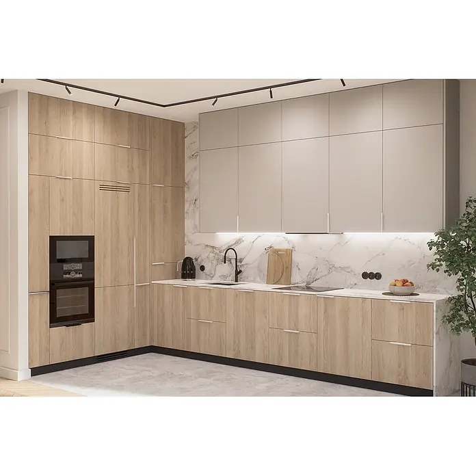 Cordia Möbelgriff 15 - Lochabstand: 128 mm, Aluminium, Weiß - Moderne Küche mit hellen Holz- und hellgrauen Schränken, weißer Marmor-Arbeitsplatte und Spritzschutz, mit integrierten schwarzen Geräten.