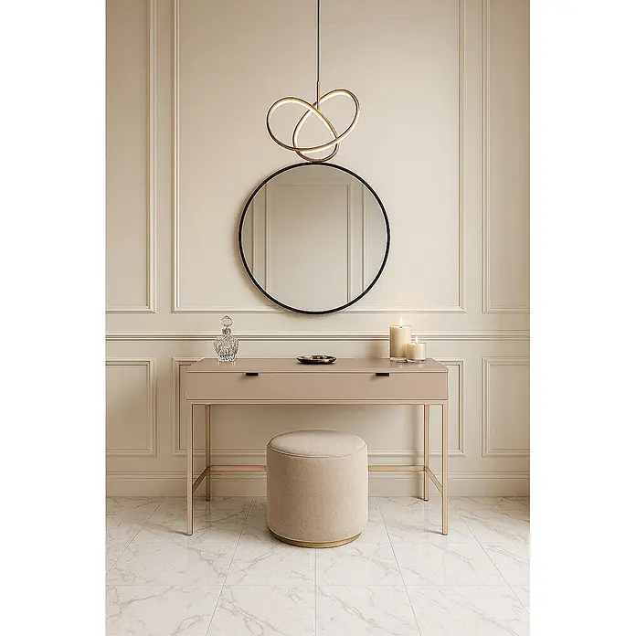 Cordia Möbelgriff 5 cm - Lochabstand: 24 mm, Aluminium, Schwarz - Eleganter beiger Schminktisch mit goldenen Beinen und passendem Polsterhocker, mit rundem Spiegel und dekorativer Goldleuchte.