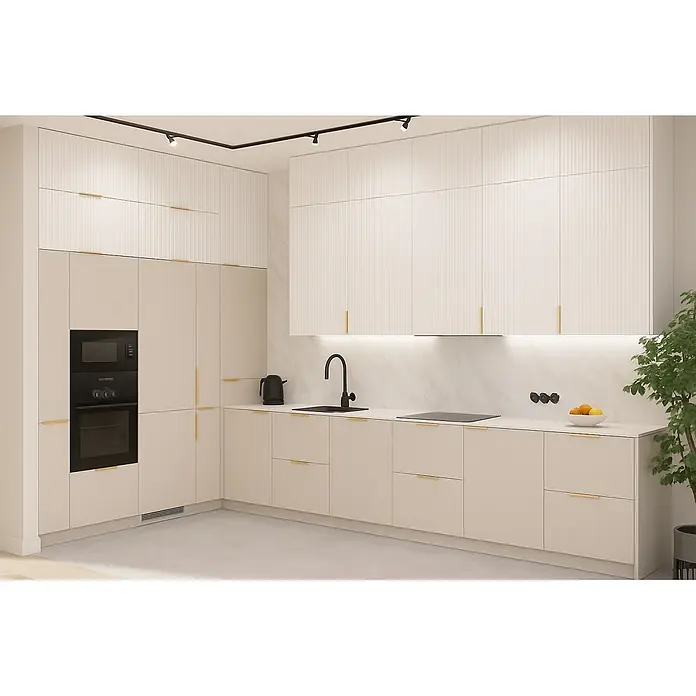 Cordia Möbelgriff 12 cm - Lochabstand: 96 mm, Aluminium, Gold - Moderne Küche mit hellbeigen Unter- und geriffelten Oberschränken, goldenen Griffen und schwarzen Einbaugeräten.