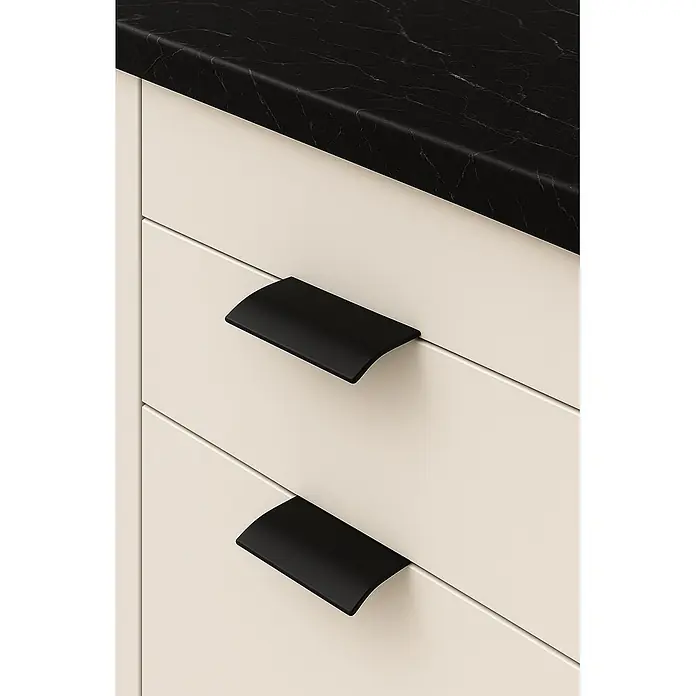 Cordia Möbelgriff 5 cm - Lochabstand: 24 mm, Aluminium, Schwarz - Zwei matte schwarze Muschelgriffe an hellbeigen Schubladen unter einer schwarzen Arbeitsplatte mit Marmormuster.