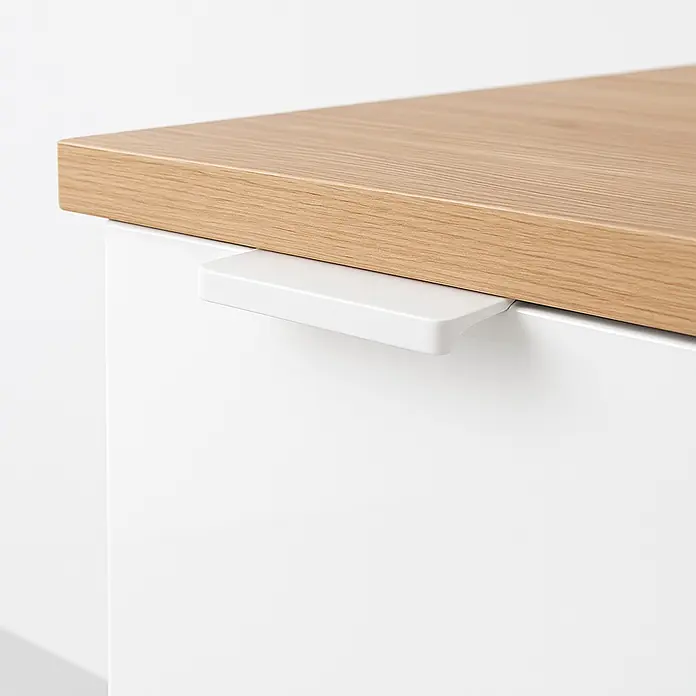 Cordia Möbelgriff 5 cm - Lochabstand: 24 mm, Aluminium, Weiß - Weiße Schubladeneinheit mit heller Holzplatte und einem weißen, minimalistischen Griff.