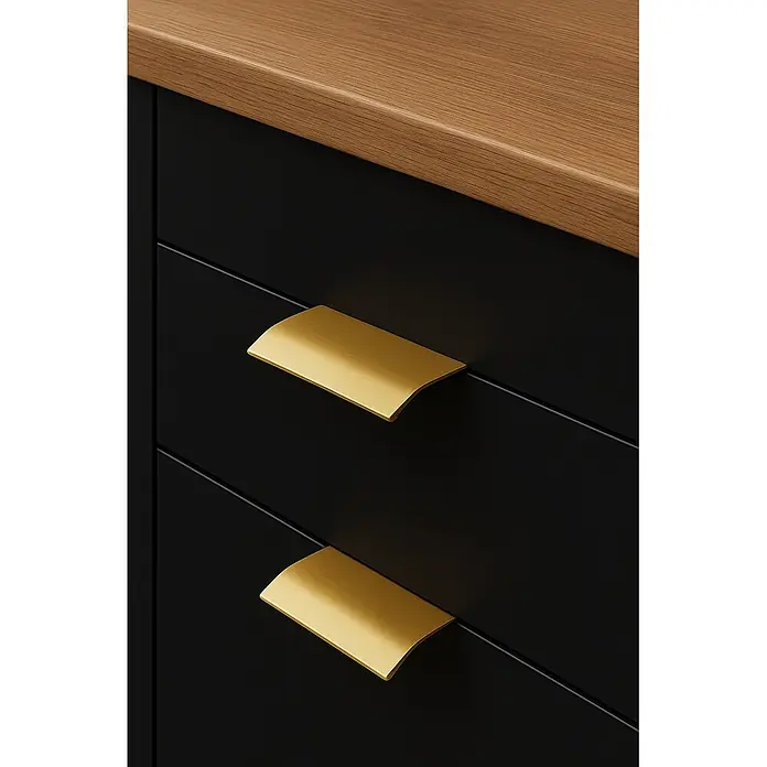 Cordia Möbelgriff 5 cm - Lochabstand: 24 mm, Aluminium, Gold - Schwarze Schubladen mit zwei goldenen, gebogenen Griffen und einer hellen Holzplatte.