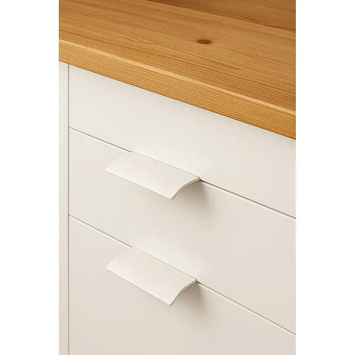 Cordia Möbelgriff 5 cm - Lochabstand: 24 mm, Aluminium, Weiß - Weiße Schubladen mit modernen Griffleisten unter einer hellen Holzplatte.
