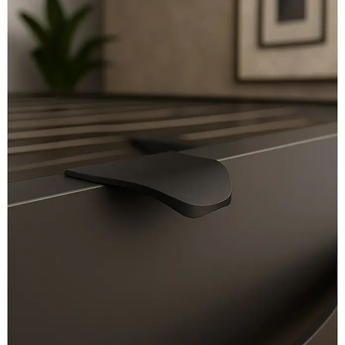 Cordia Möbelgriff 5 cm - Lochabstand: 24 mm, Aluminium, Schwarz - Eleganter, mattschwarzer Möbelgriff mit geschwungener Form, an dunkler Schublade in modernem Raum.