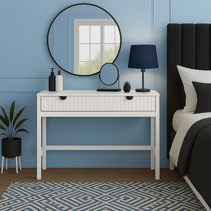 Cordia Möbelgriff 5 cm - Lochabstand: 24 mm, Aluminium, Schwarz - Weißer Schminktisch mit zwei Schubladen und schwarzen Griffen, in blauem Schlafzimmer.