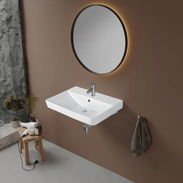 Sanicomfort Opia Waschbecken - B x L: 45,5 x 36,5 cm, Ohne Spezialglasur, Hahnloch: Mitte, Mit Überlauf, Weiß - Weißes wandmontiertes Waschbecken mit Chromarmatur, beleuchtetem Rundspiegel und Handtuch im modernen Bad.