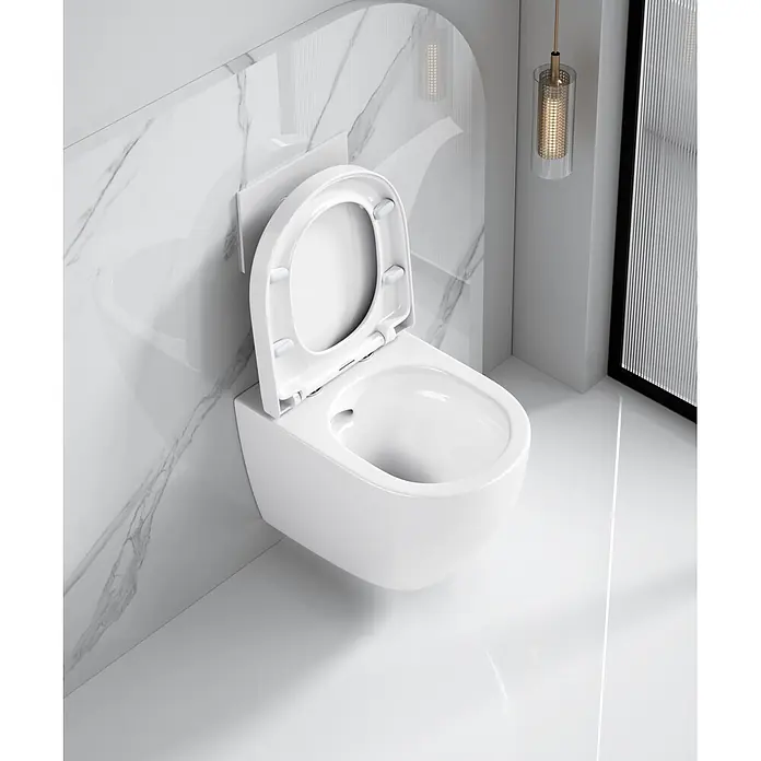 Sanicomfort Wand-WC-Set Adonis 2.0 - Spülrandlos, Spülform: Tief, WC Abgang: Waagerecht, Weiß - Weißes wandhängendes Keramik-WC mit geöffnetem Deckel.