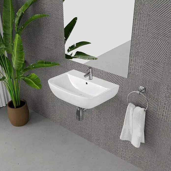 Sanicomfort Rekia Waschbecken - B x L: 60,9 x 44 cm, Ohne Spezialglasur, Hahnloch: Mitte, Mit Überlauf, Weiß - Weißes wandmontiertes Waschbecken mit Chromarmatur und Handtuchring mit weißem Handtuch in einem Badezimmer.